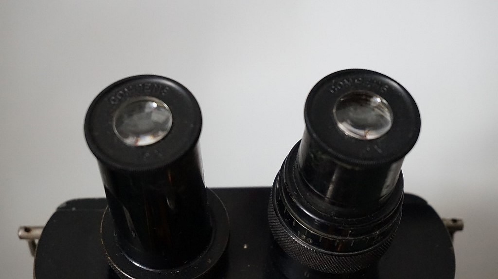 Interpupillary distance adjustment on the left, diopter adjustment on the right and 15x compens oculars.