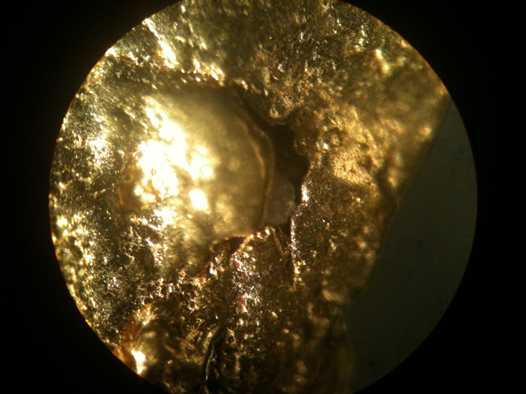 1 атом золота. Золото в микроскопе. Латунь под микроскопом. Кристаллы золота под микроскопом. Структура золота под микроскопом.
